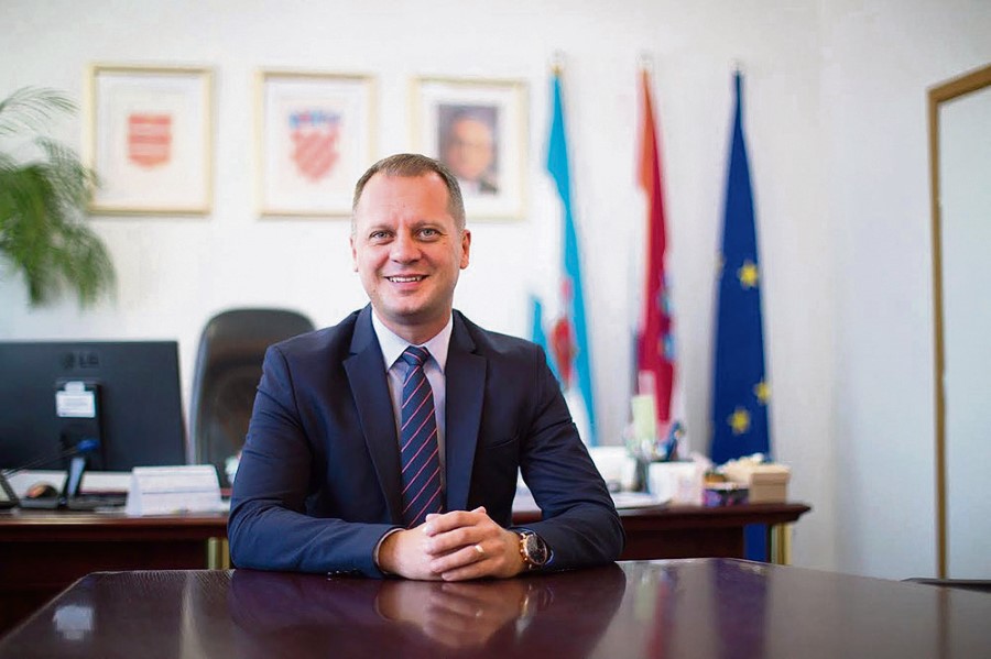 DOGAĐAJI-andrović-Custom