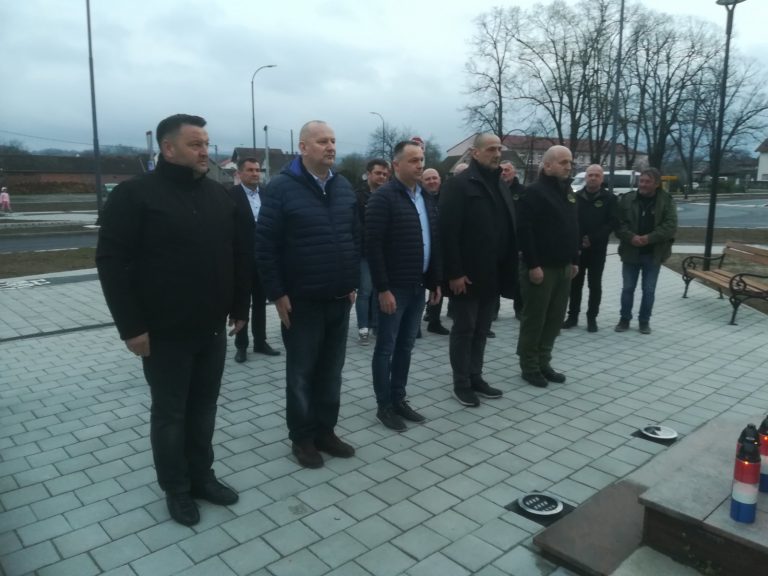 Odavanje počasti- paljenje svijeća