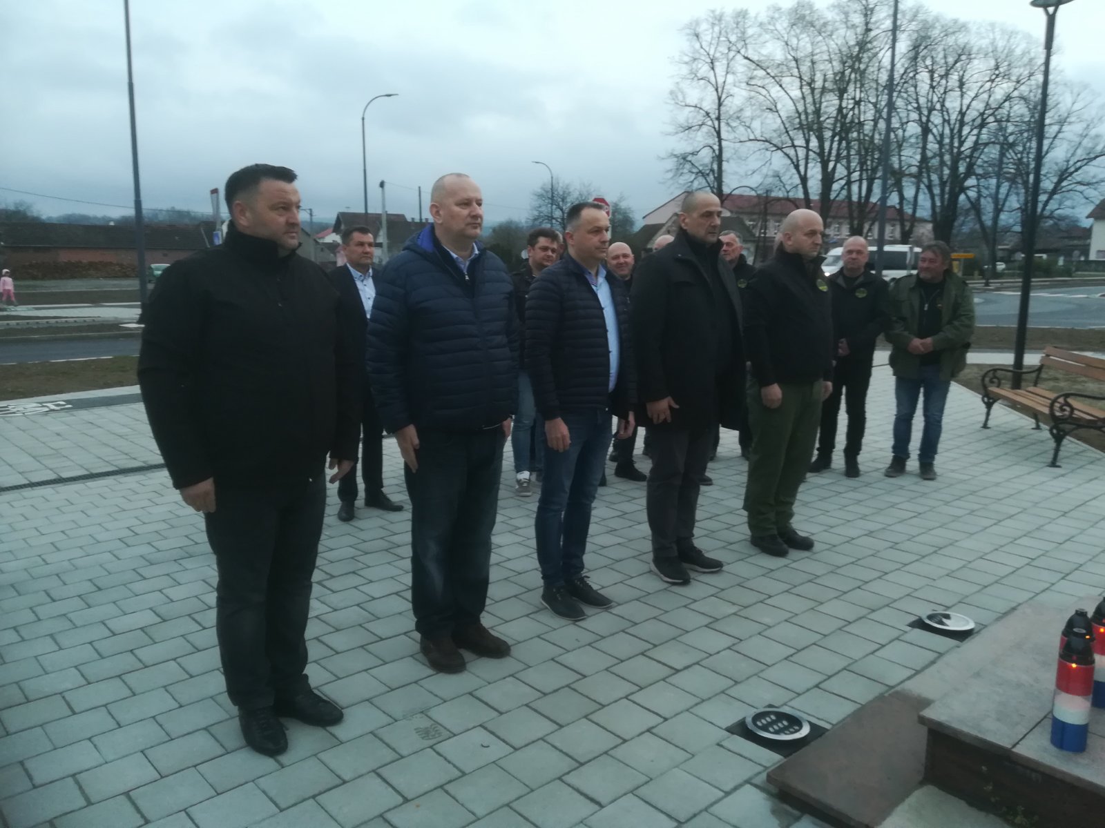 Odavanje počasti- paljenje svijeća