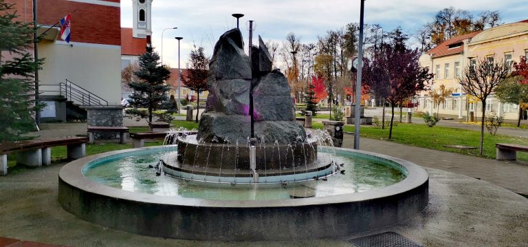 Fontana na središnjem trgu danas u ljubičastoj boji povodom Međunarodnog dana svjesnosti o prijevremenom rođenju