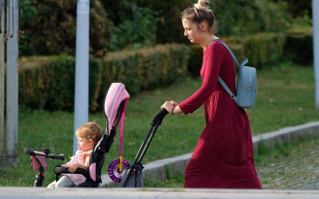 mother-and-child-7410282_1280-1600x1000