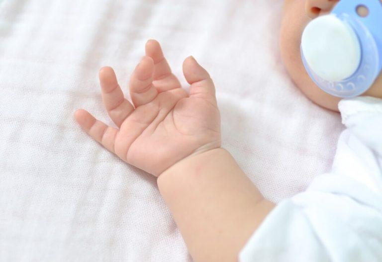 holding-hands_1112-1461-1