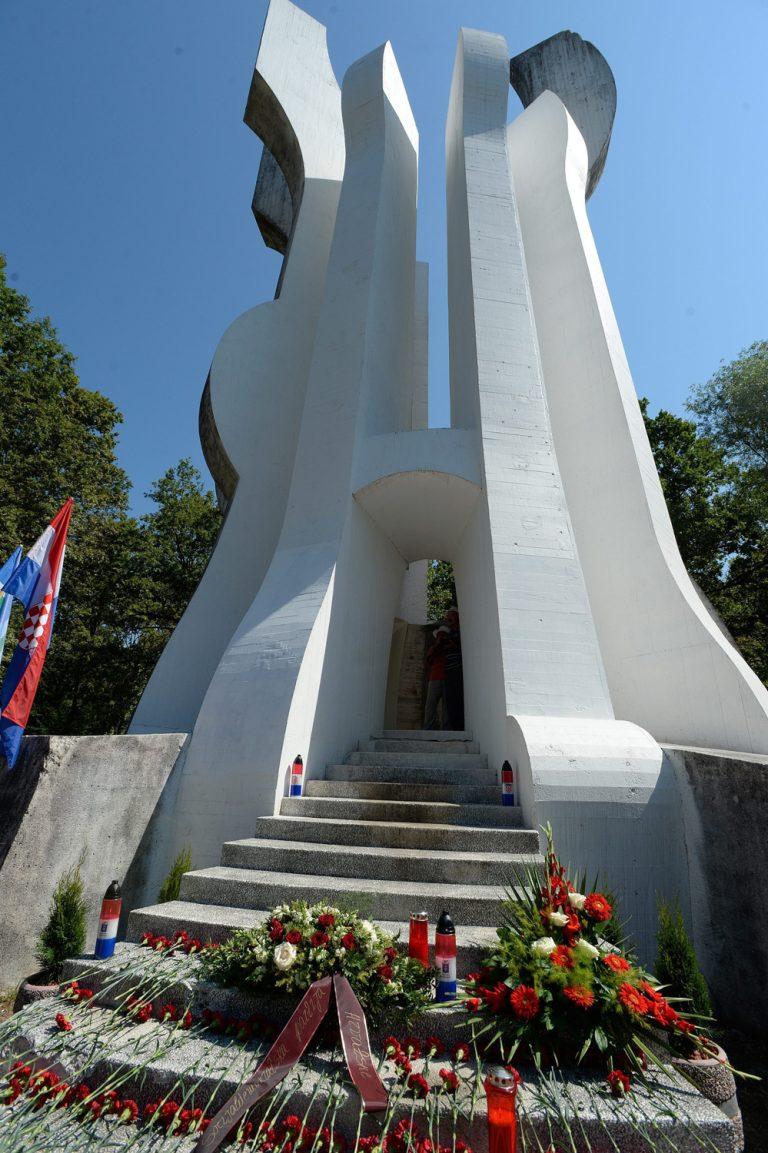 Sisak, 22.06.2017 - Povodom Dana antifasisticke borbe polozeni vijenci kod spomenika u Brezovici