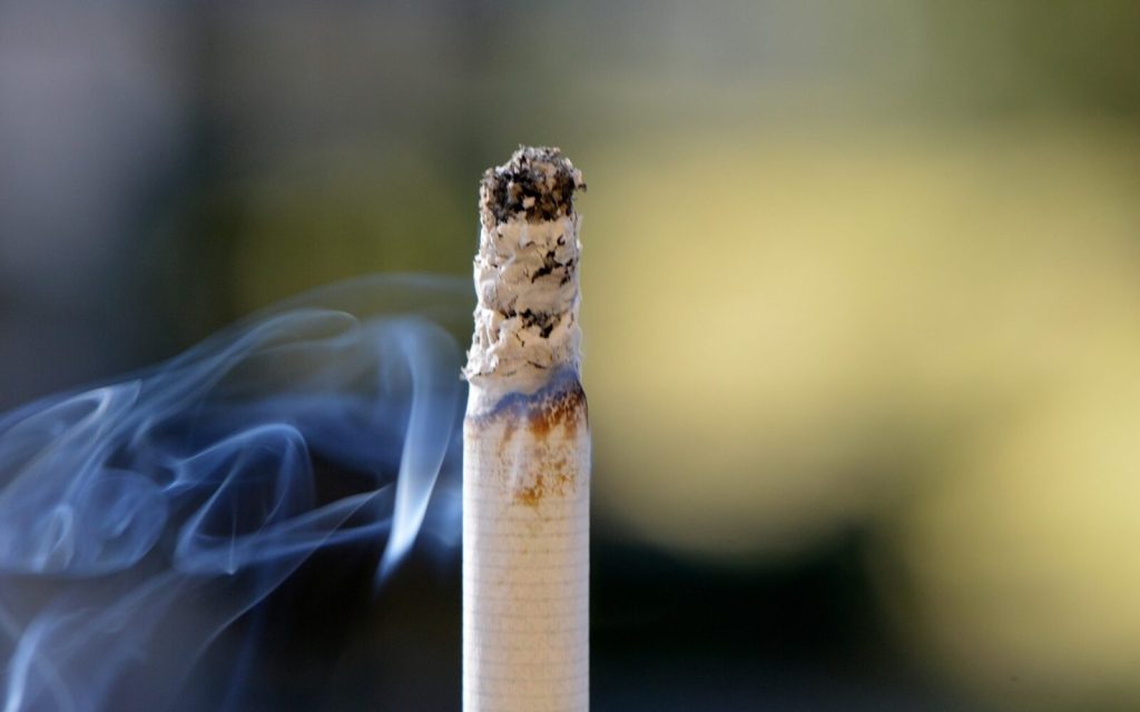 cigarette-666939_1280-1600x1000