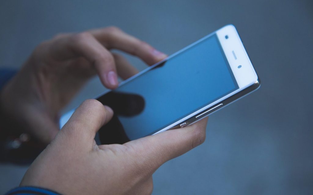hands-1851218_1280-1600x1000