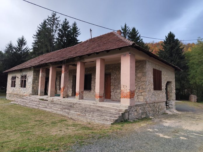 Dom-u-Gornjoj-Pistani-1-scaled-1-696x522