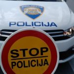 policijski auto i palica