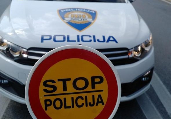 policijski auto i palica