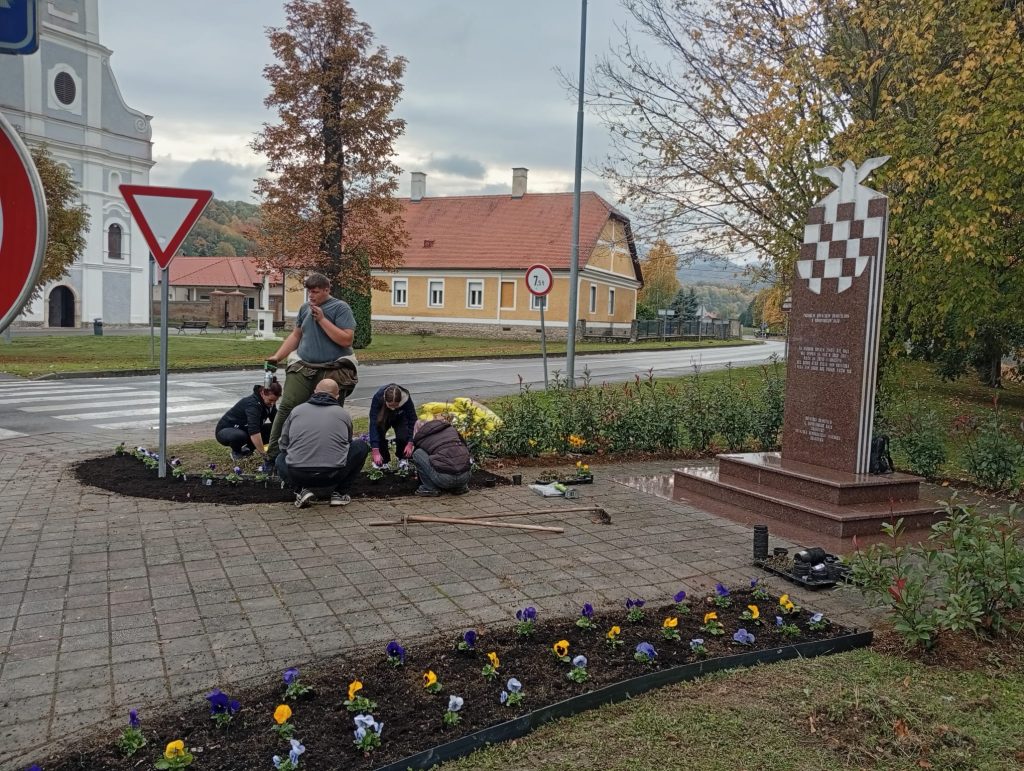 Učenici sudjelovali u uređenju zelenih površina Orahovice