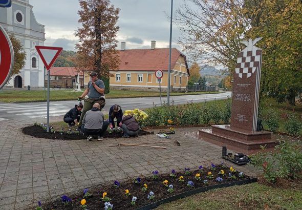 Učenici sudjelovali u uređenju zelenih površina Orahovice